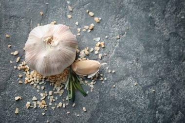 Olgun sarımsak ve gri arka plan üzerinde granül