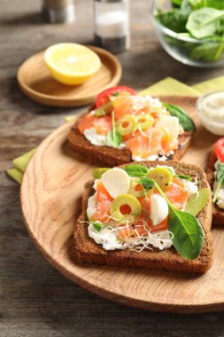 Lezzetli bruschettas zeytin ve ahşap plaka üzerinde somon ile