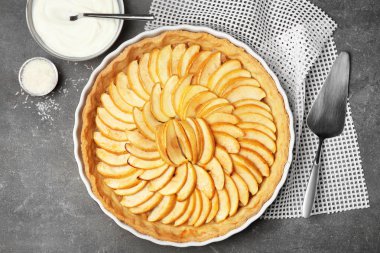 Ev yapımı elma tart gri arka plan üzerinde