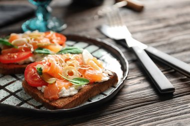 Lezzetli bruschettas zeytin ve plaka üzerinde somon ile