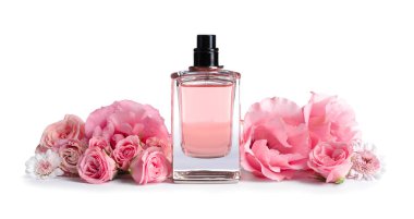 Beyaz arka planda çiçekli bir şişe parfüm.