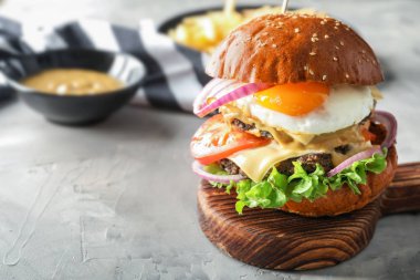 Tablo kızarmış yumurta ile lezzetli burger