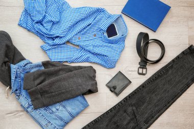 Şık erkek hipster giysiler ahşap arka plan üzerinde dizi