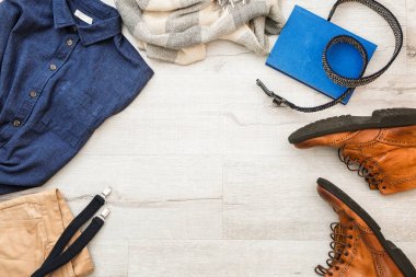 Şık erkek hipster giysiler ahşap arka plan üzerinde dizi