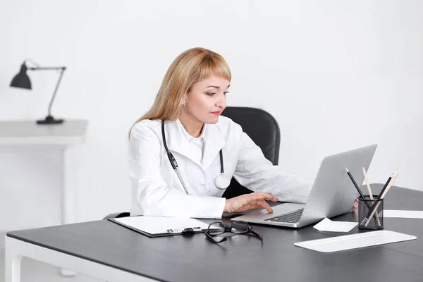 Женщина-врач в консультационном кабинете — стоковое фото