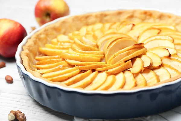 Tarte aux pommes maison sur table en bois — Photo