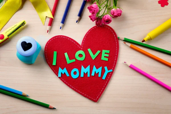 Carino regalo fatto a mano per la festa della mamma con testo I LOVE MOMMY sul tavolo di legno — Foto Stock