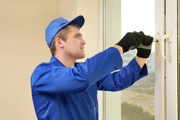 Trabajador de la construcción reparación de ventanas en la casa —  Fotos de Stock