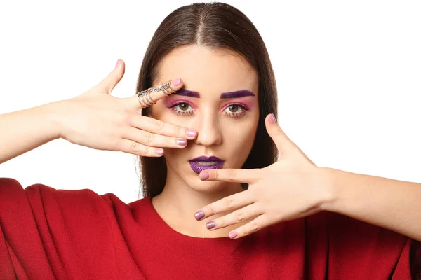 Mujer joven con cejas teñidas y maquillaje creativo sobre fondo blanco — Foto de Stock