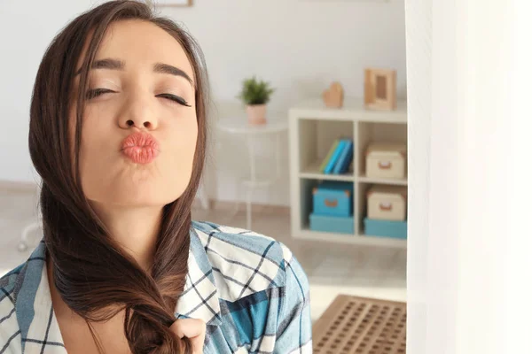 Retrato de una hermosa mujer emocional en casa — Foto de Stock