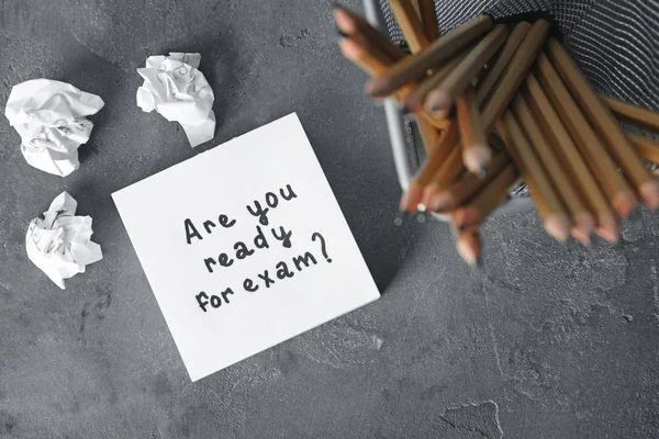 Etiqueta de papel com pergunta "Você está pronto para exames?" sobre fundo cinzento — Fotografia de Stock