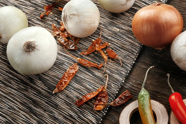 Taze soğan ve biber masada kompozisyonu