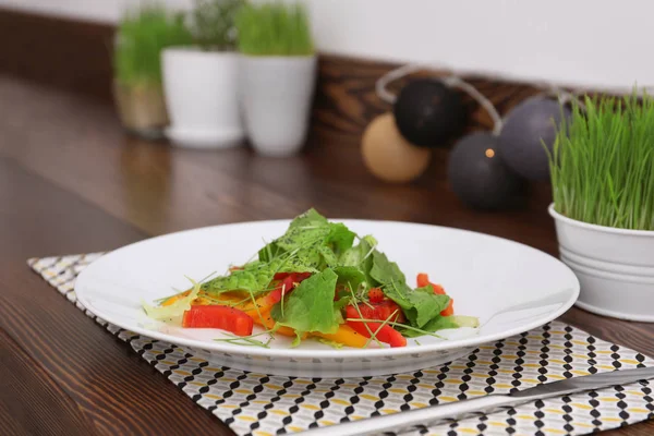 Smakelijke salade op plaat. De instelling van de tabel in vegetarisch cafe — Stockfoto