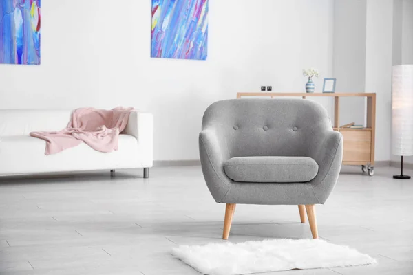 A nappali elegáns belső tér kényelmes fotel — Stock Fotó