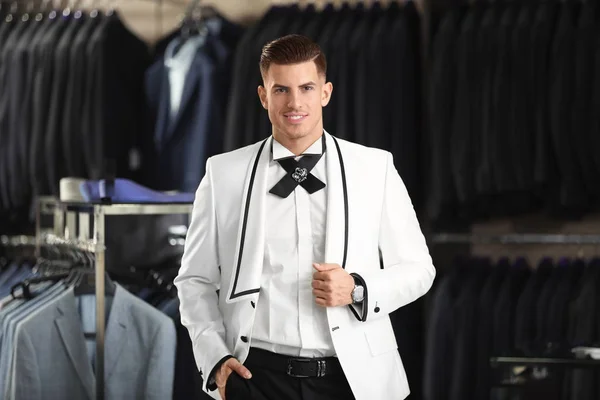 英俊的年轻人穿着高雅的西装在商店 — 图库照片