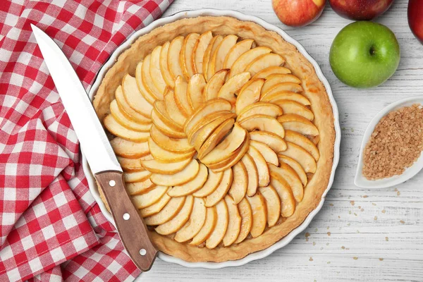 Zelfgemaakte appeltaart op houten tafel — Stockfoto