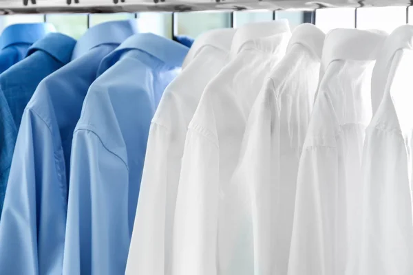 Hangers met schone shirts in Wasserij — Stockfoto