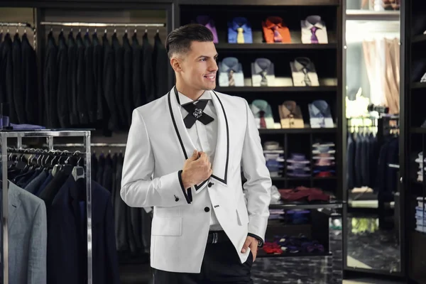 Schöner junger Mann im eleganten Anzug im Geschäft — Stockfoto