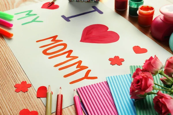 Ładniutka, ręcznie robione karty z tekstem I Love My Mama na drewnianym stole. Celebracja dzień matki — Zdjęcie stockowe
