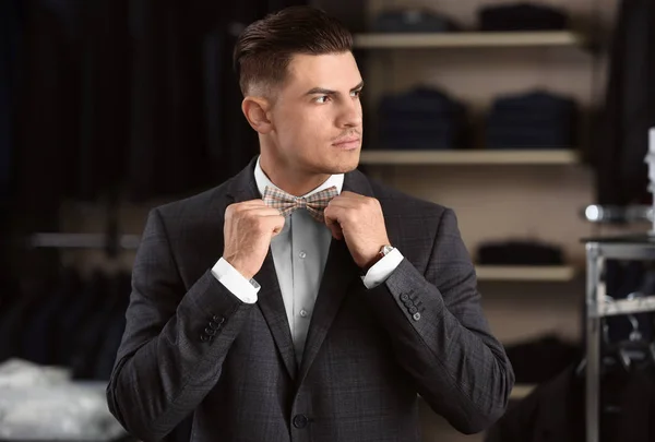 Hombre joven en traje elegante en la tienda de ropa de hombre —  Fotos de Stock