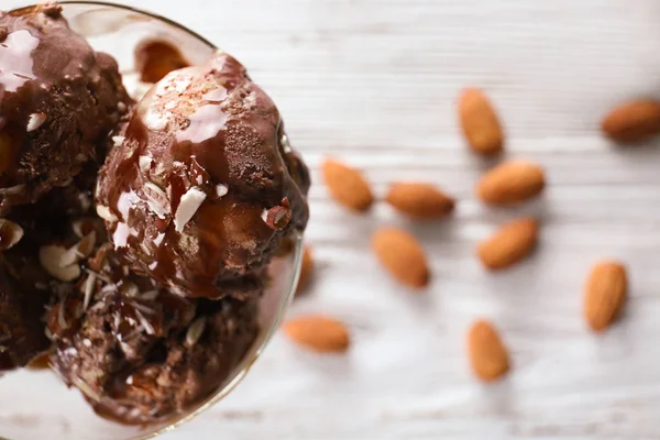 Hidangan penutup dengan es krim karamel di atas meja, penutup — Stok Foto