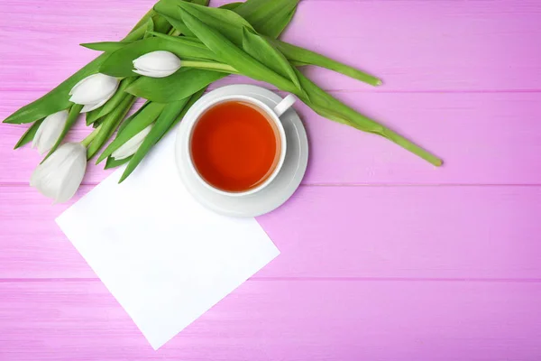 Tulipán, a kártya és a csésze tea rózsaszín fából készült háttér — Stock Fotó
