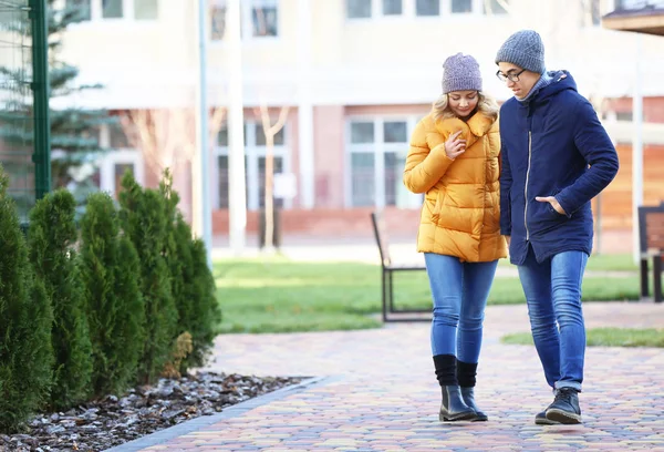 Heureux jeune couple aimant marchant dans la rue — Photo