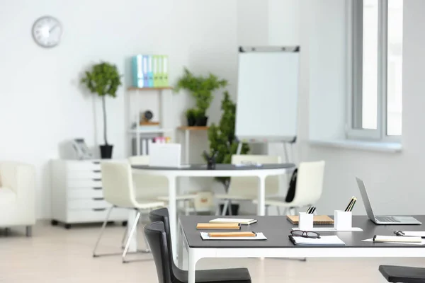 Moderna sala de oficina preparada para reuniones de negocios —  Fotos de Stock