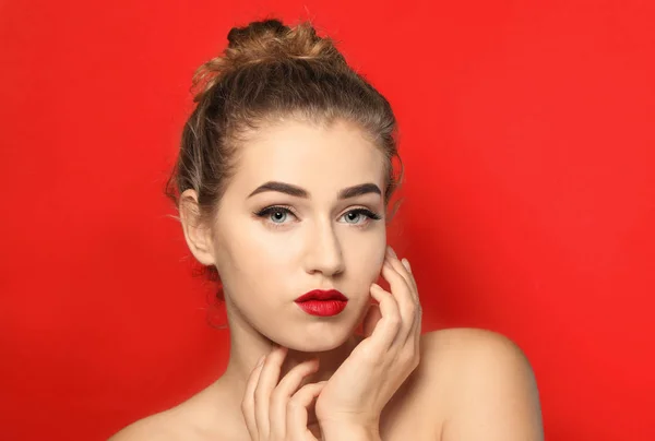 Retrato de mujer joven con hermosas cejas sobre fondo de color —  Fotos de Stock