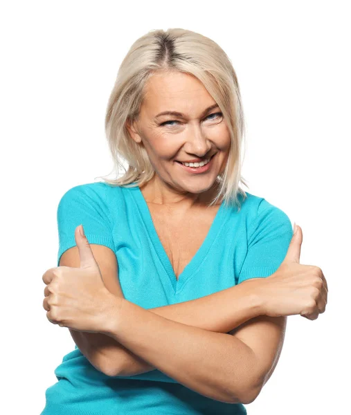Portrét s úsměvem zralé ženy ukazující gesto palce up na bílém pozadí — Stock fotografie