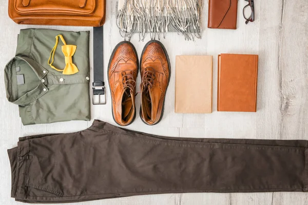 Conjunto de roupas elegantes hipster masculino no fundo de madeira — Fotografia de Stock