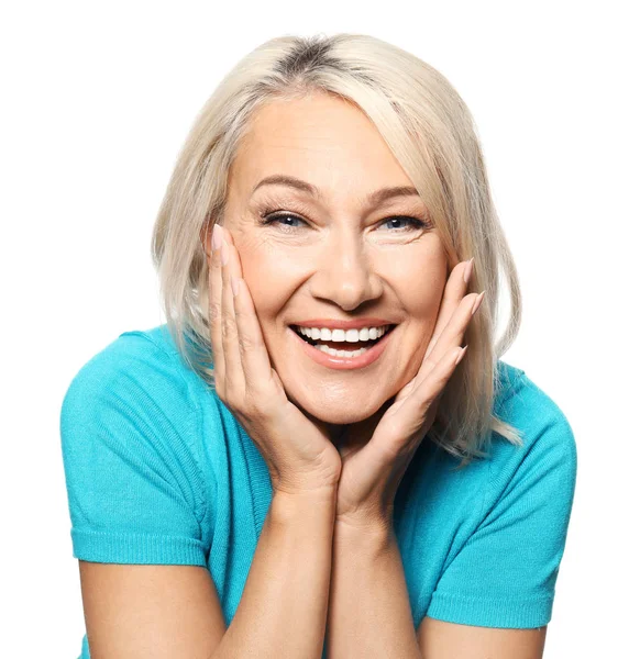 Portret van lachende volwassen vrouw op witte achtergrond — Stockfoto