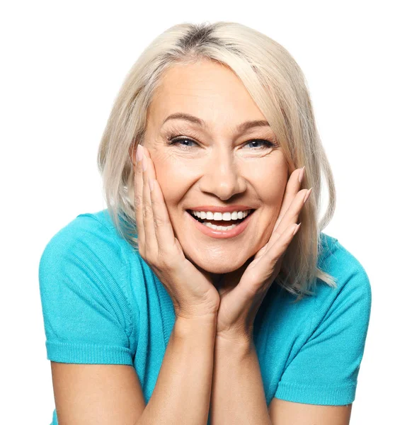 Retrato de mujer madura sonriente sobre fondo blanco —  Fotos de Stock