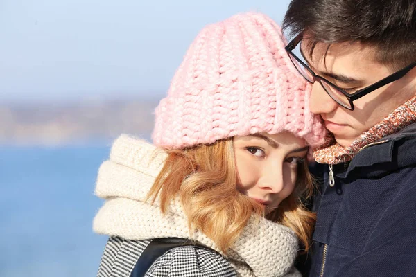 Happy liefdevolle jong koppel op de rivier bank — Stockfoto