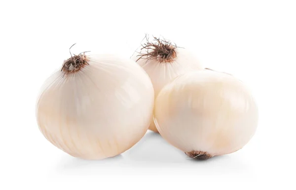 Frische ganze Zwiebeln auf weißem Hintergrund — Stockfoto