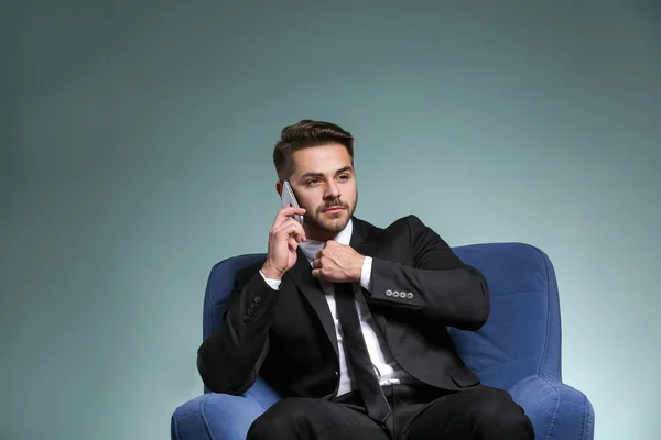 Hombre en traje elegante sobre fondo de color —  Fotos de Stock