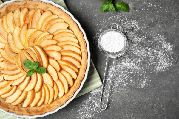 Torta de maçã caseira no fundo cinza — Fotografia de Stock