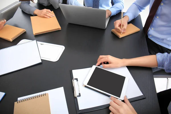 Equipe de especialistas envolvidos no trabalho em projeto de negócios — Fotografia de Stock