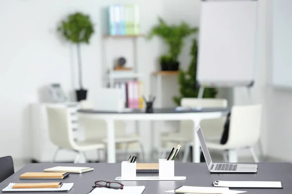 Mesa en moderna sala de oficina preparada para reuniones de negocios —  Fotos de Stock