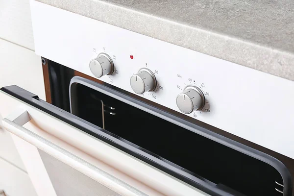Современная электрическая белая печь на кухне — стоковое фото