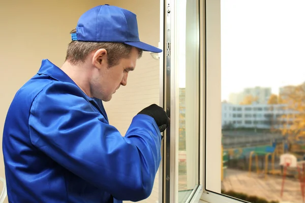 Trabajador de la construcción reparación de ventanas en la casa — Foto de Stock