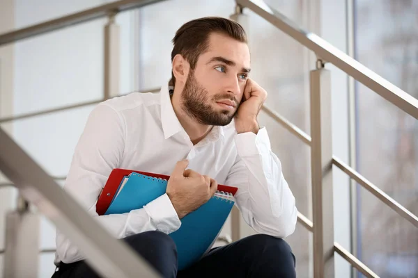 Giovane vittima di bullismo sul lavoro — Foto Stock