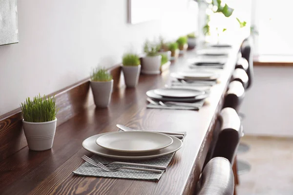 Tabla de ajuste en la cafetería vegetariana —  Fotos de Stock