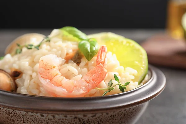 Kom met heerlijke zeevruchten risotto op tafel, close-up — Stockfoto