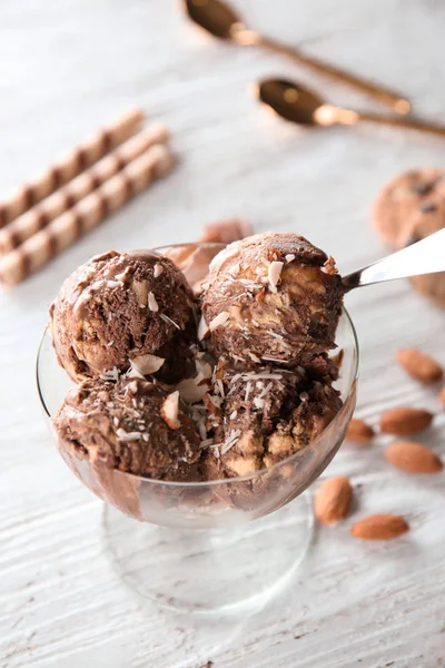 Dessertschüssel mit Karamelleis auf weißem Holztisch — Stockfoto