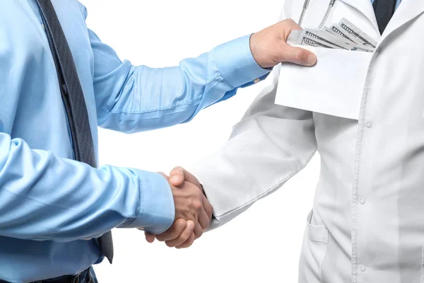 Ο γιατρός να πάρει τα χρήματα σε φάκελο από τον άνθρωπο σε άσπρο φόντο. Έννοια της διαφθοράς — Φωτογραφία Αρχείου
