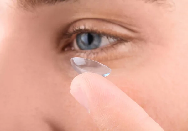 Jonge man brengen contactlenzen in zijn ogen, close-up — Stockfoto