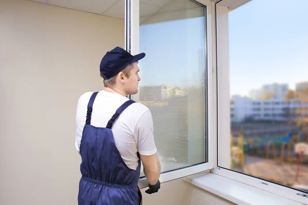Trabajador de la construcción reparación de ventanas en la casa — Foto de Stock