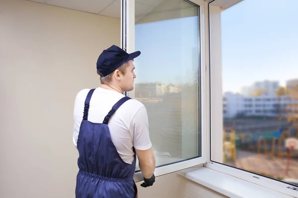 Trabajador de la construcción reparación de ventanas en la casa —  Fotos de Stock