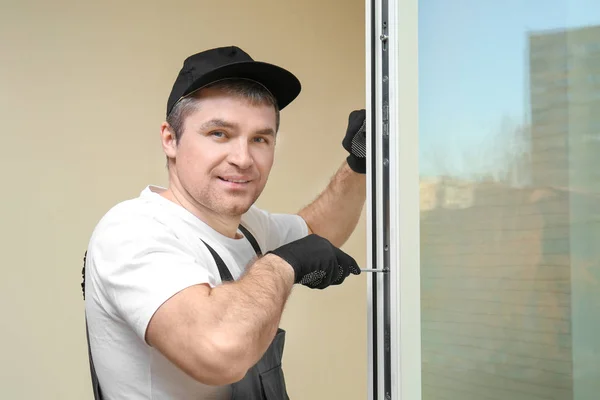 Pencere içinde ev onarım inşaat işçisi — Stok fotoğraf